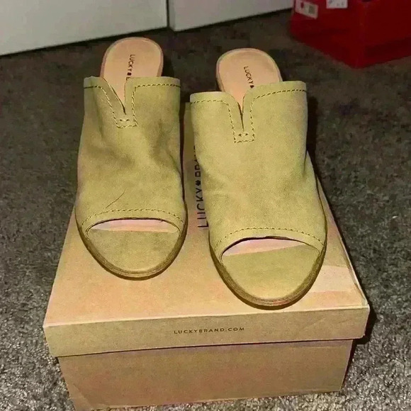 Lucky Brand sandal. - Picture 1 of 7